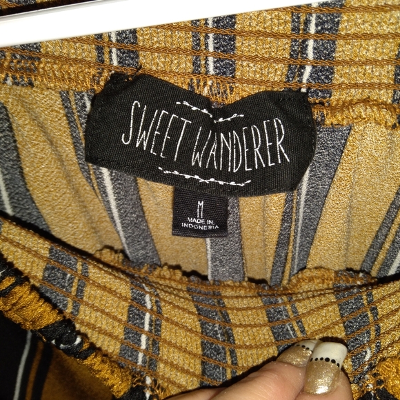 Beautiful cinched top - Picture 3 of 4